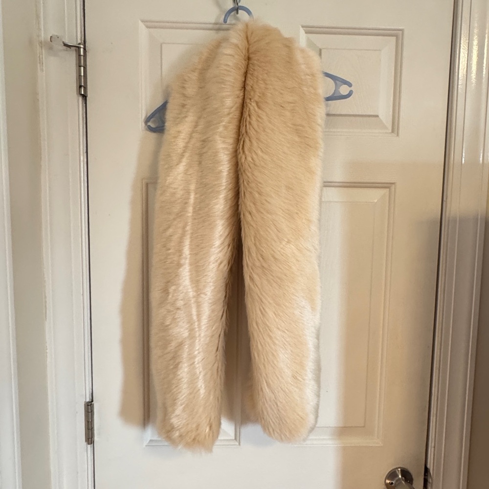 New Elegant Cream Faux Fur Women's Shawl Shoulder Shrug. Bridal. Ball. Winter.